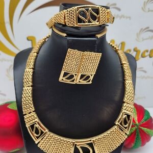 Luxurious Gold Necklace Set